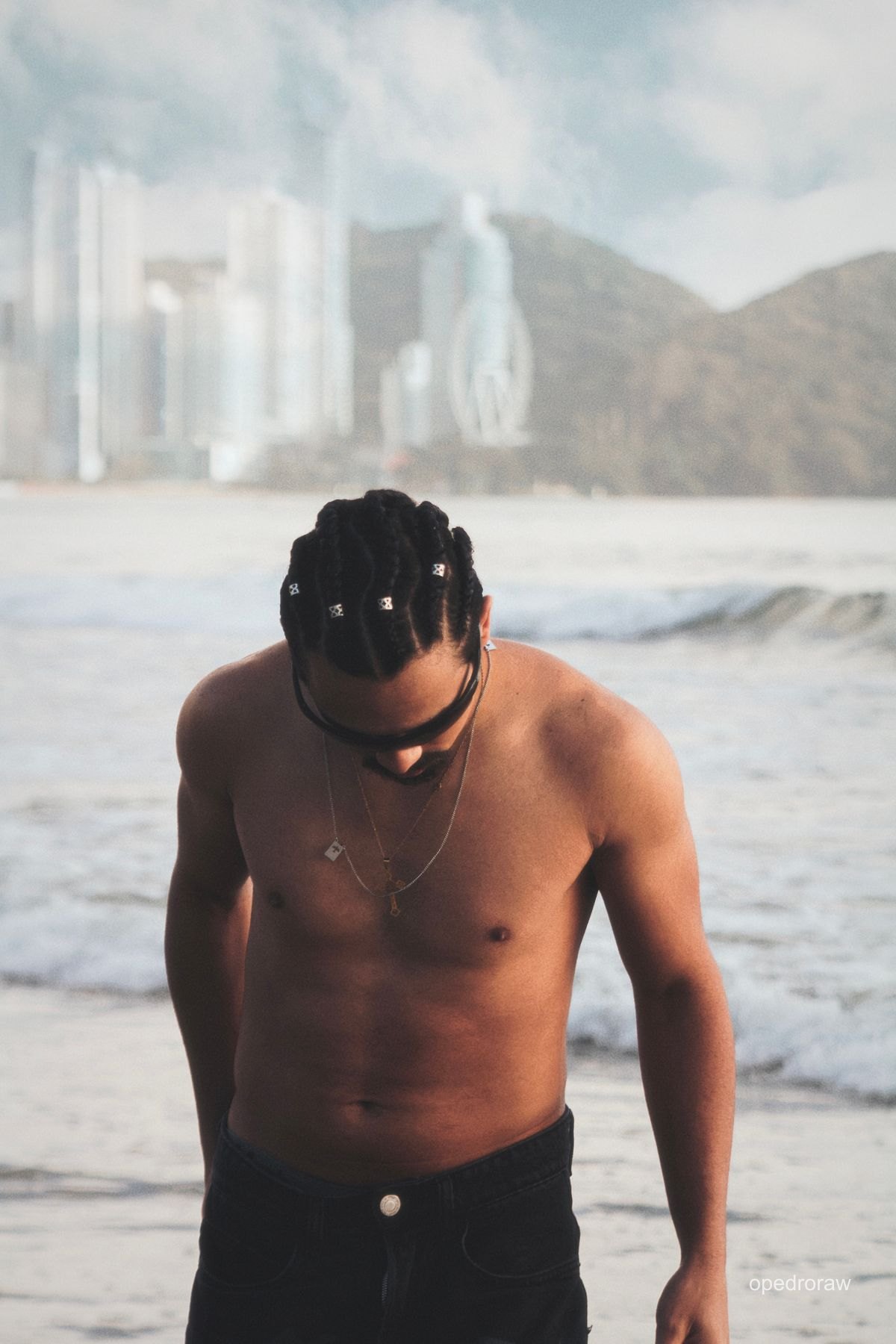 Retrato de um homem à beira-mar com a cidade ao fundo