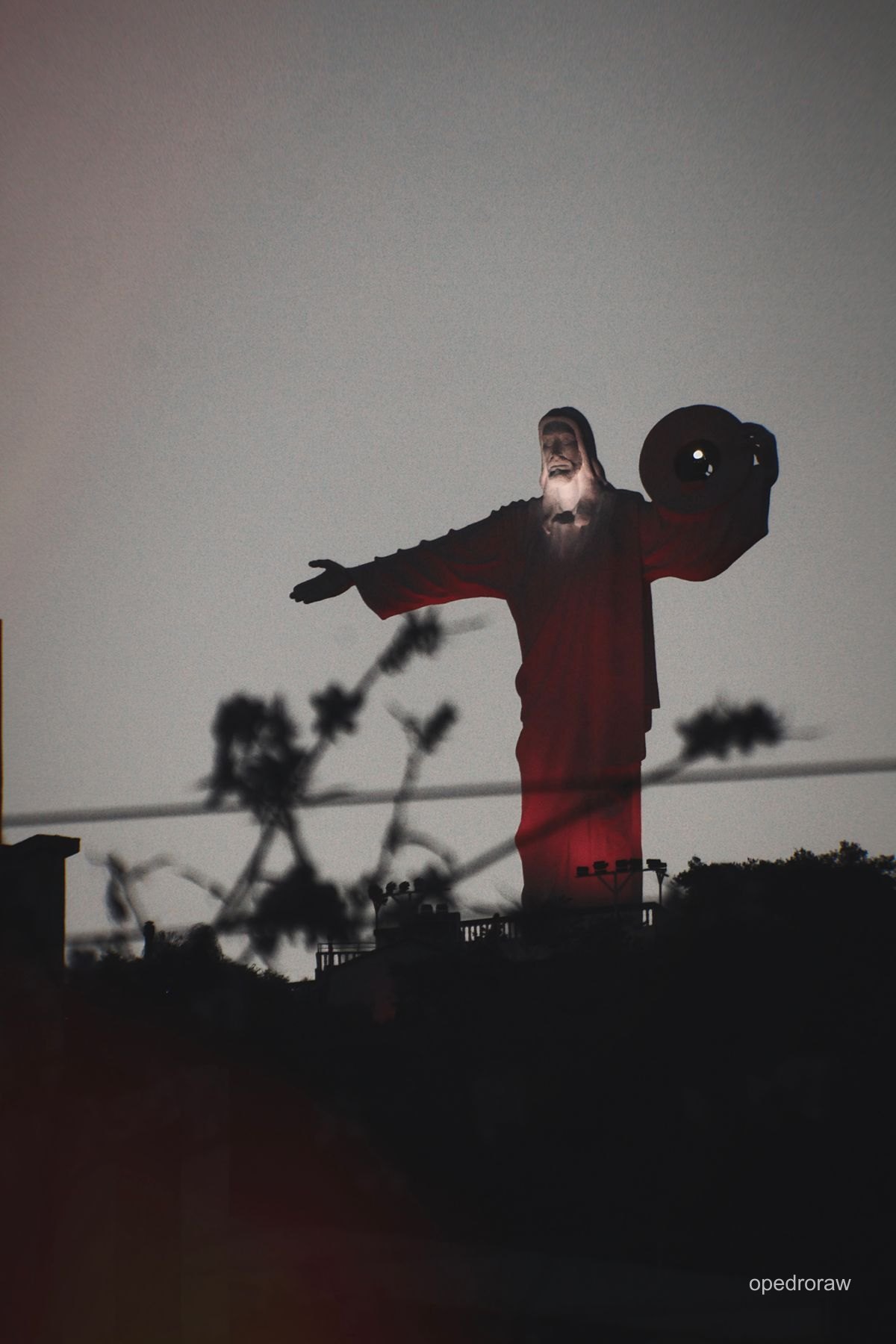 Estátua iluminada ao anoitecer